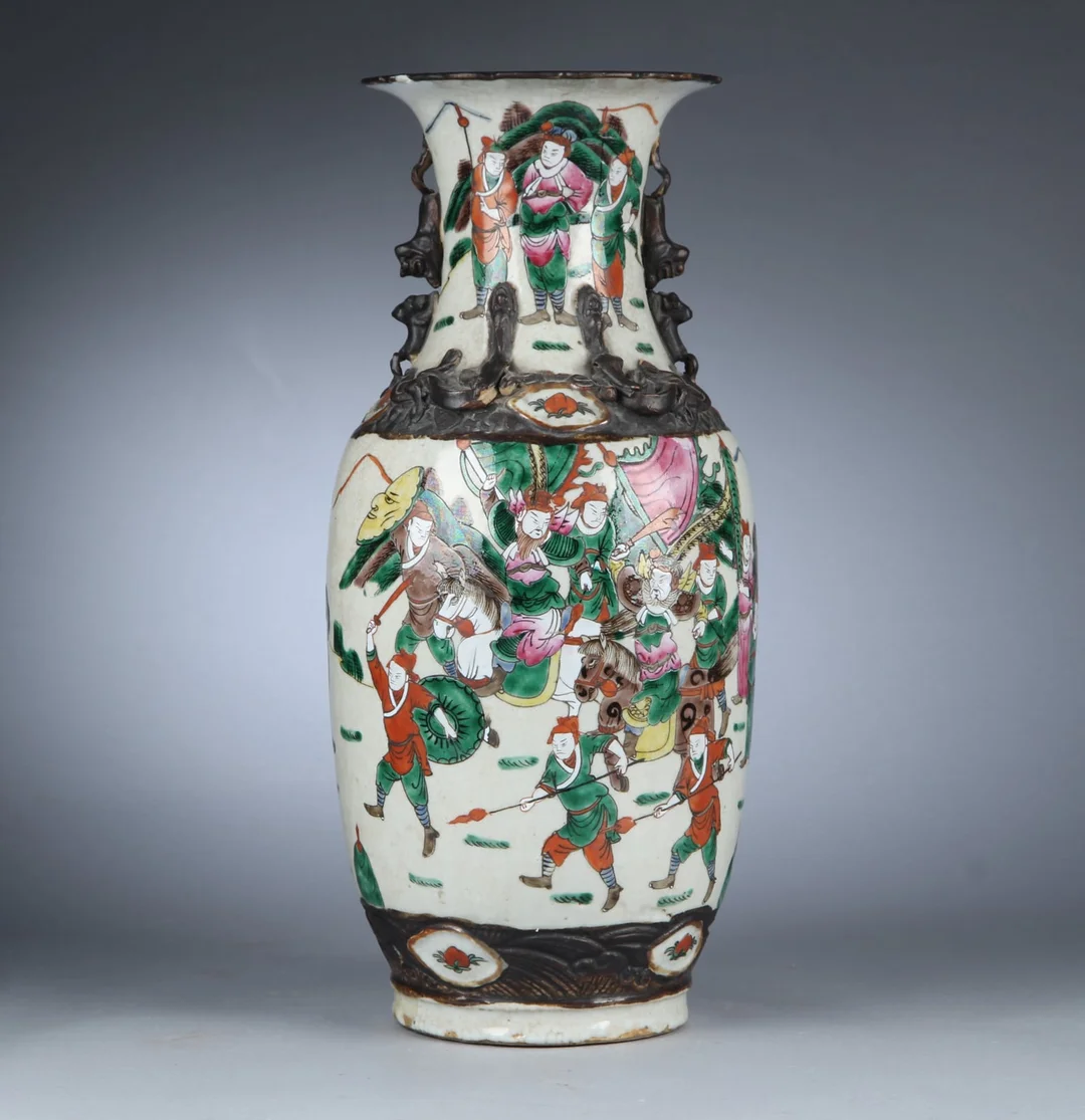 Chinese Nanking porcelain vase with battle scenes, 1900s — Hobby and collectibles/Asian art — Lauritz