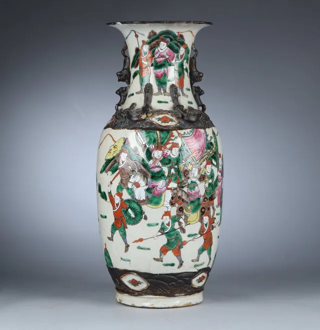 Chinese Nanking porcelain vase with battle scenes, 1900s