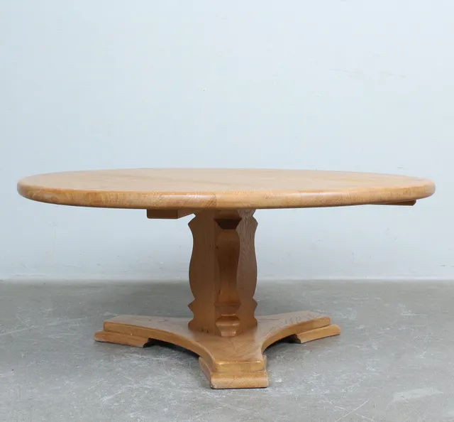 SPRIJ MEUBELEN. Brutalistischer runder Couchtisch, Modell 'Siegfried', Eiche, Niederlande, 1960er Jahre.