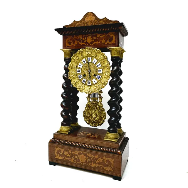 RELOJ DE PORTICO EN MADERA DE XICARANDA MADERA EBONIZADA, CON MARQUETERIA DE BOJ, CON SUS BRONCES DE ÉPOCA, FRANCIA NAPOLEON III SIGLO XIX.