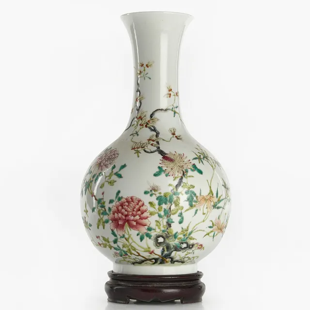 VAS, porslin, Kina, 1900-talets första hälft, dekor i famille rose av magnolia, trädpion, chrysantemum och granatäpple.