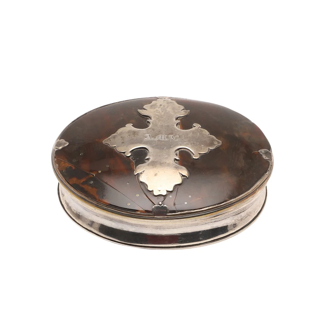 A SILVER MOUNTED TORTOISESHELL SNUFF BOX. — Silver — Lawrences Auctioneers