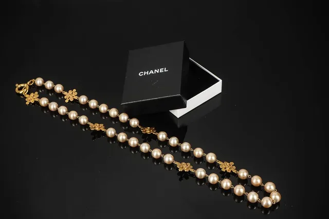Chanel. Simili perlehalskæde med logo emblemer