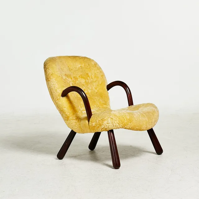 ARNOLD MADSEN. fåtölj, "Muslingestolen / Clam Chair", formgiven 1953, stoppad och klädd sits, ben och armlän i betsat trä, tidigare tillskriven Philip Arctander.