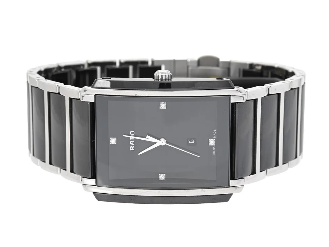 RADO, Integral Diamonds, Serie nr. 16559193, Ref nr. R20206712, Boett nr. 212.0206.3, herrur, 31 x 33,5 (41) mm, high-tech ceramica, quartz, safirglas, datum, diamanter på urtavlan (4 st. 8/8), integrerad originallänk, viklås (titan), Ref nr. 05074, cert, september 2023, box, ytterkartong. — Klockor/Rado — Kaplans