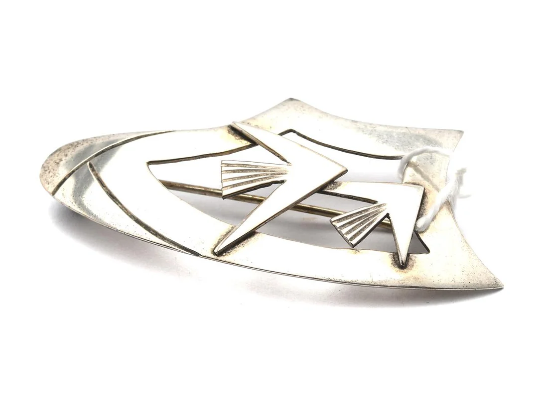 Brosch silver Cesons 6,5g höjd: 28mm bredd: 58mm tillverkad 1956 — Smycken/Brosch — Kaplans