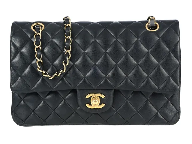 CHANEL, VÄSKA, Medium Double Flap Bag, svart quiltat lammskinn, guldfärgade beslag, 25x15x6,5 cm, chipmärkt, care booklet, originalkvitto från 2021, dustbag, slitage på hörn. Good Condition.