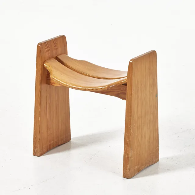 GILBERT MARKLUND. Pall, "Jonte", furu, 1970-tal, Furusnickarn AB.
