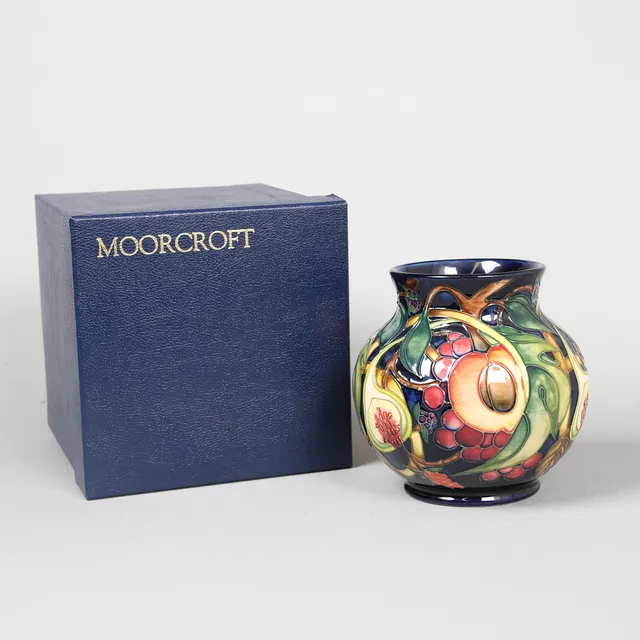 A MOORCROFT QUEENS CHOICE VASE, BOXED.