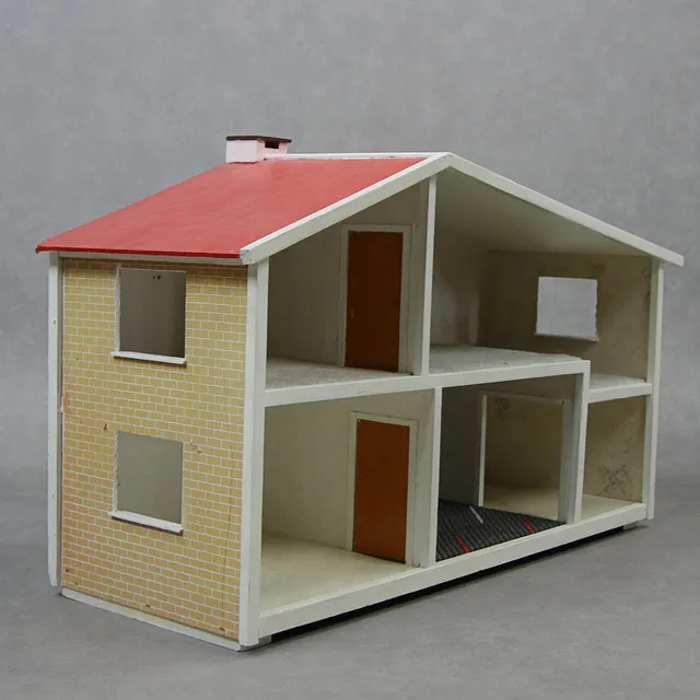 DOCKSKÅP med inredning och dockor, bl.a. Lundby, 1960-70 tal.