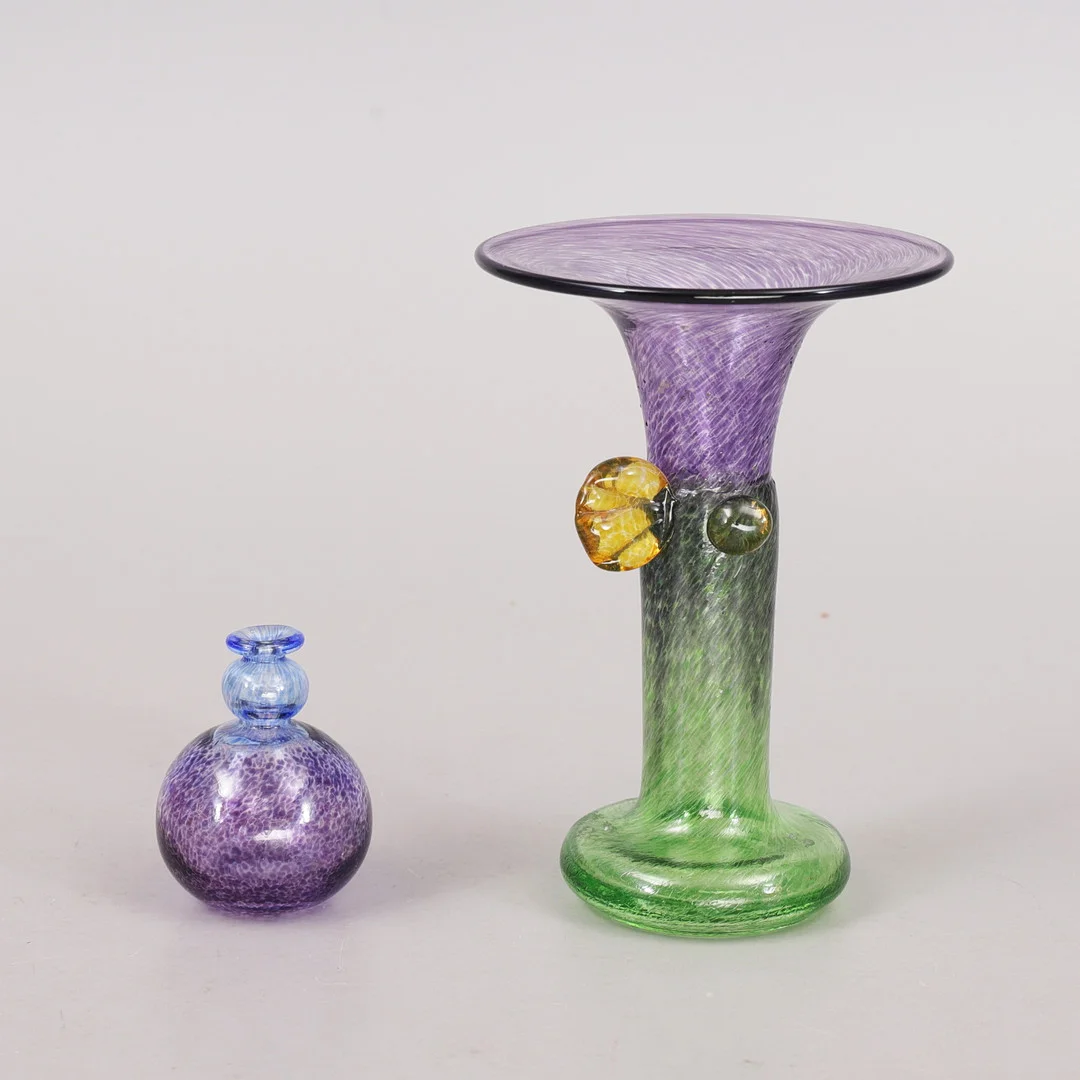 BERTIL VALLIEN. Vaser, 2 st, delvis signerat, Kosta boda. — Art glass — Växjö Auktionskammare
