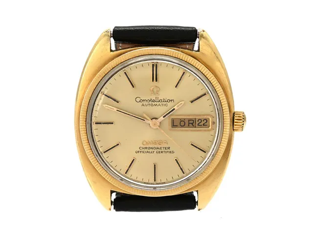 OMEGA, Constellation, "C", Chronometer, Cal 751, Serie nr. 32600104, Ref nr. CD 168.029, Boett nr. 168.029 (K.B), herrur, 35 mm, guld på stål, automatisk, plexiglas, dag (svenska), datum, servicebehov, räfflad glasring, skadad boett (se bild), läderband, ca 1970, box (ej komplett).