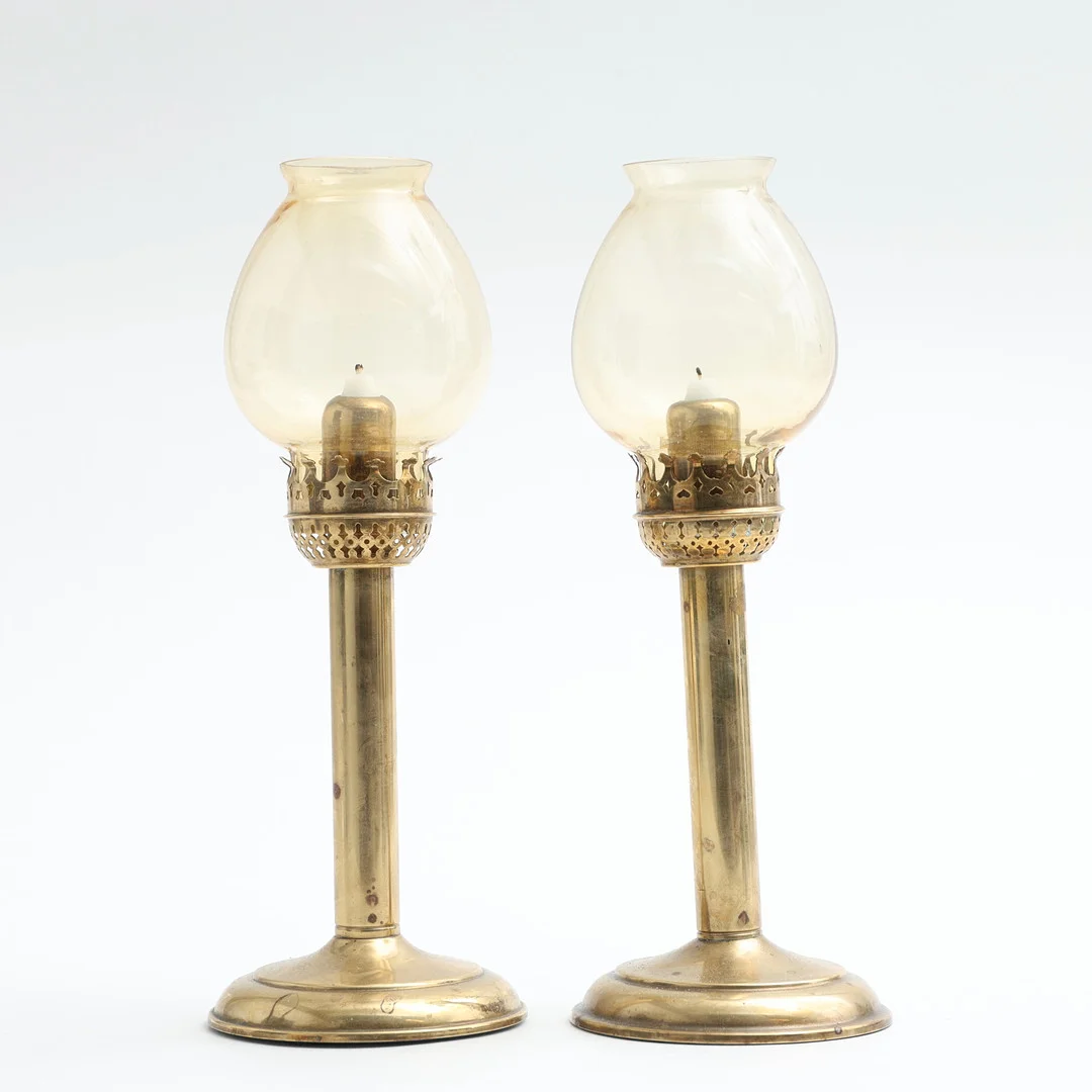 LJUSLYKTOR, ett par, "Sverigelyktan" glas/mässing, Karlskrona Lampfabrik. — Candlesticks — Auktionshuset Thelin & Johansson