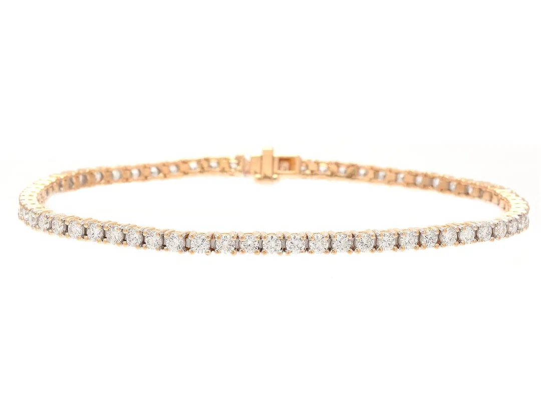 TENNISARMBAND, 18K guld, 63 briljantslipade diamanter ca 2,52 ctv, ca TW-W/VS, längd 17,5 cm, vikt 8,1 g. — Smycken/Tennisarmband — Kaplans