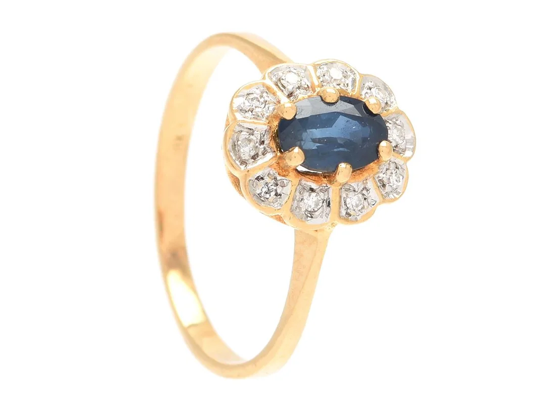 CARMOSÈRING, 18K guld, blå safir, åttkantslipade diamanter ca 0,05 ctv, ca W/SI, stl 17 mm, vikt 2,6 g. — Smycken/Carmoséring — Kaplans