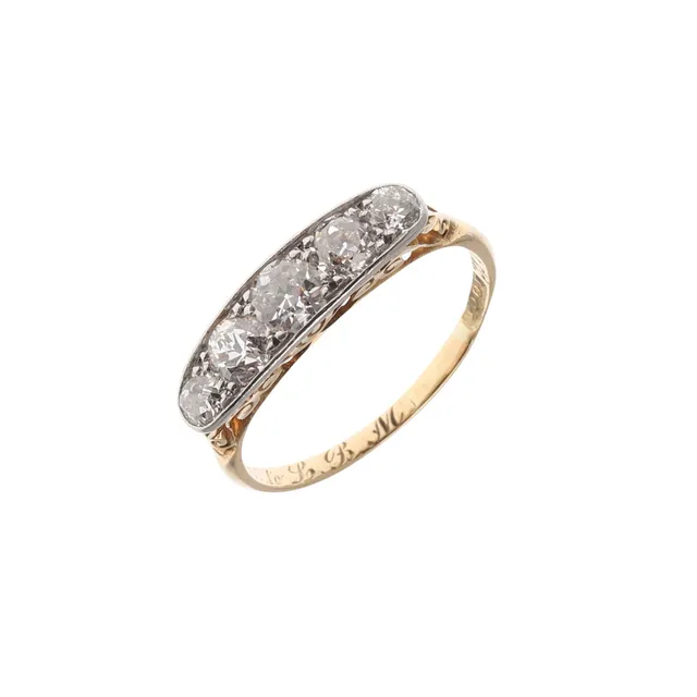A DIAMOND FIVE STONE RING.