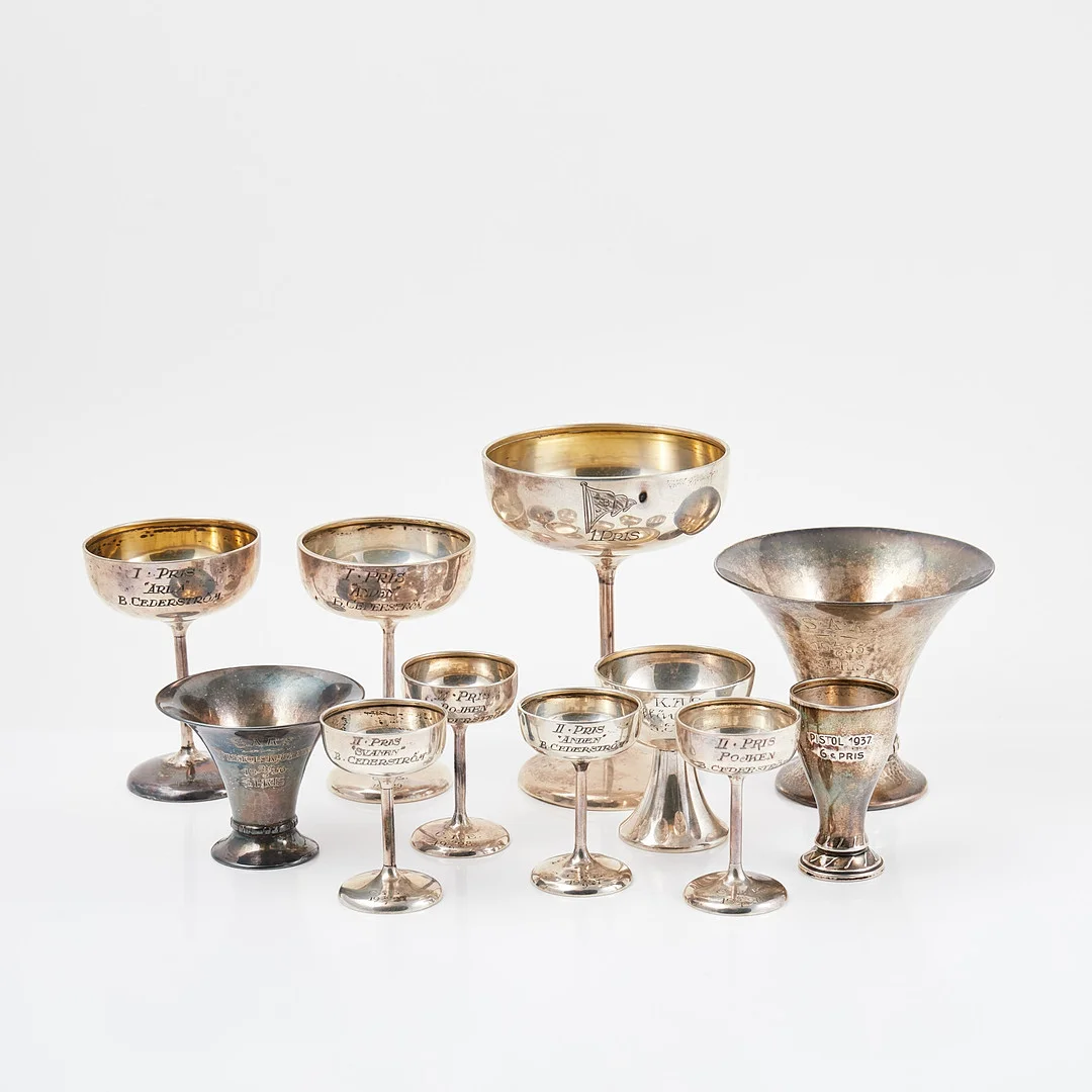 POKALER, 11 st, silver, bl.a. Guldsmedsaktiebolaget, Stockholm 1900-talets första hälft. — Silver — Stockholms Auktionsverk Sickla