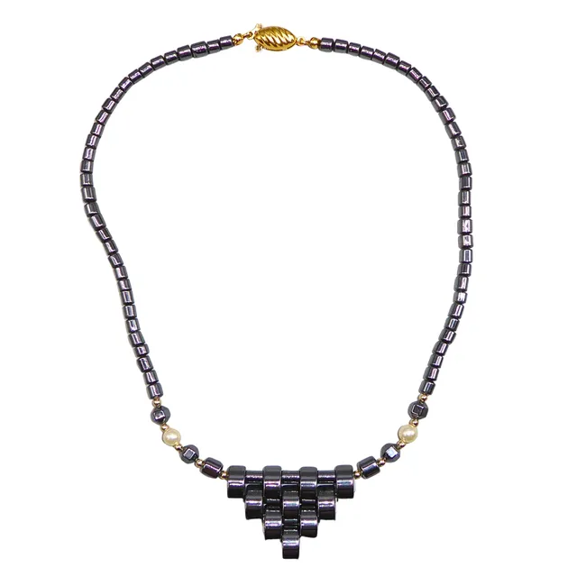 HÄMATIT-COLLIER MIT GEOMETRISCHEM MITTELTEIL UND OLIVENVERSCHLUSS.