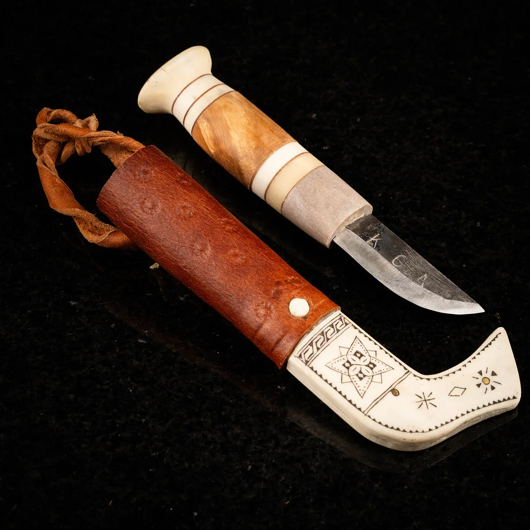 NILS NILSSON. Halvhornskniv, Sameslöjd, Signerad 1900-tal. — Sami Arts & Crafts — Norrlands Auktionsverk
