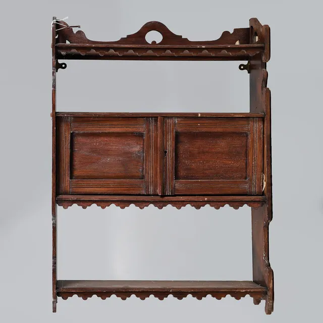 A 20TH CENTURY OAK WALL SHELF.