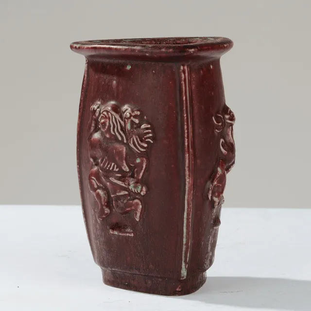 BODE WILLUMSEN (1895-1987). Tresidet vase af okseblodsglaseret stentøj udsmykket med figurskikkelser og fabeldyr, modelnr. 20160, formgivet i 1928, Royal Copenhagen, Danmark.