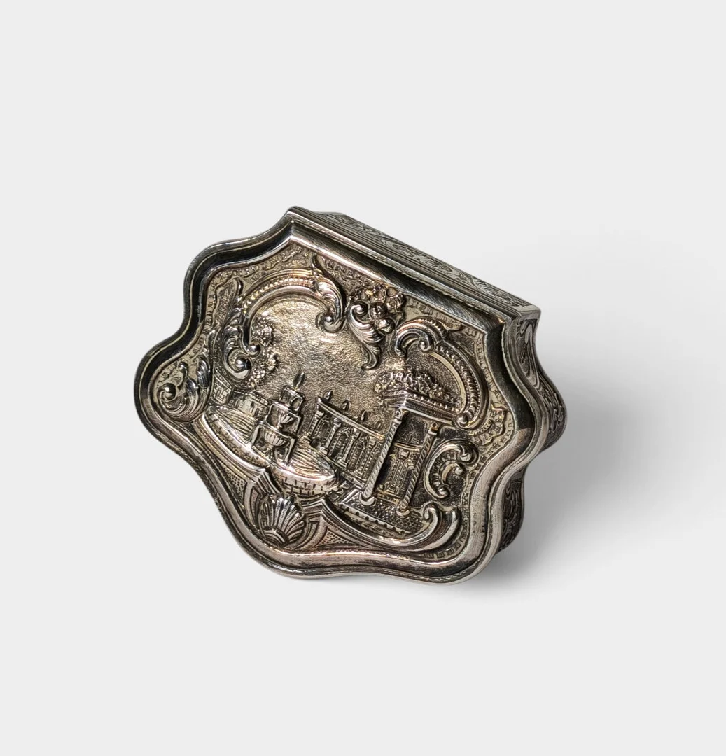 Caja de rapé en plata repujada representando un capricho arquitectónico. Siglo XX. — Silver — Barcelona Auctions