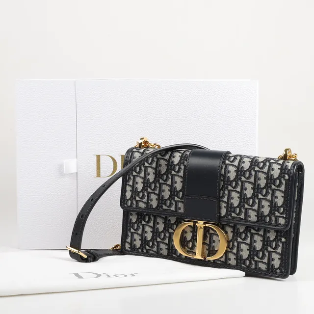 CHRISTIAN DIOR. Handväska, "30 Montaigne", blå monogrammönstrad canvas i s.k Oblique-mönster med mörkblå läderdetaljer.