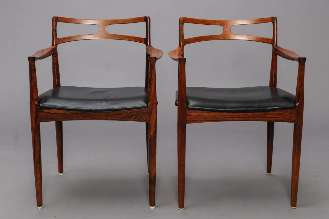 Johannes Andersen. Pair of rosewood armchairs (2) — Furniture/Chairs — Lauritz