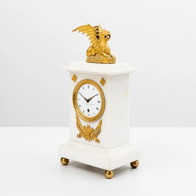 BORDSPENDYL, urtavla signerad Jac. Holmgren Stockholm, empire, alabaster, förgylld brons, 1800-talets första hälft.