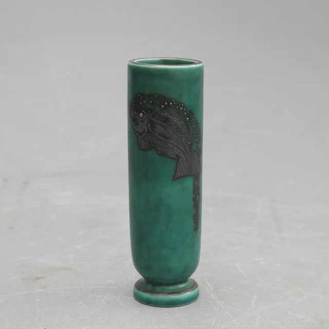 WILHELM KÅGE. Vas, stengods med silverdekor i form av fisk , "Argenta", Gustavsberg.