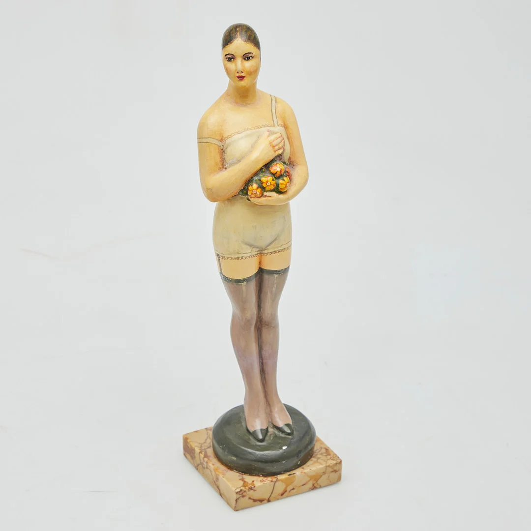 Skulptur / Figur, Frau mit Blumenstrauß. — Sculptures & Bronzes — Stockholms Auktionsverk Köln