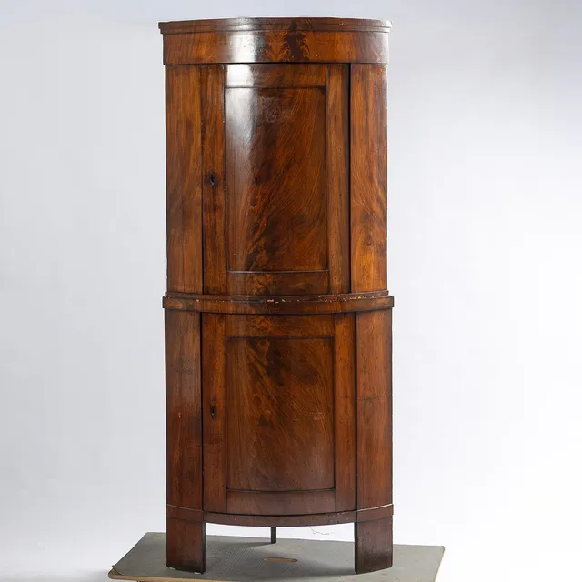 HÖRNSKÅP, 2-delat, fanerat i mahogny, 1800-tal.