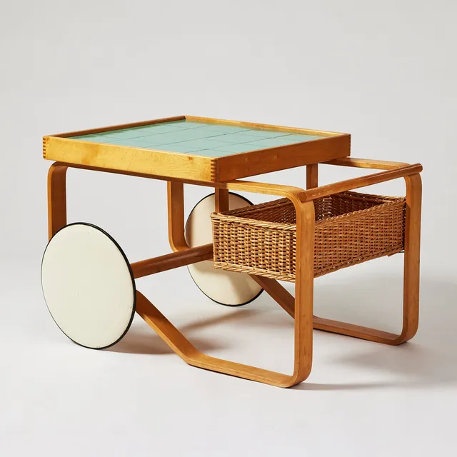 ALVAR AALTO. Serveringsvagn, licenstillverkad av Aalto Design Hedemora för Artek, Sverige 1946-56, modell 900. björk, toppen i grön kakel från Fiskars (Finland) samt korg i rotting.