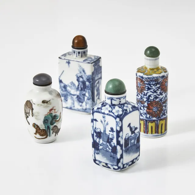 SNUSFLASKOR, 4 stycken, porslin, Kina, sen Qing (1644-1912), dekor av figurscener, djur samt lotus i blåvit underglasyr, emaljfärger samt famille rose.