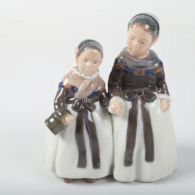 FIGURIN, 2 kvinnor, porslin, Royal Copenhagen, Danmark.