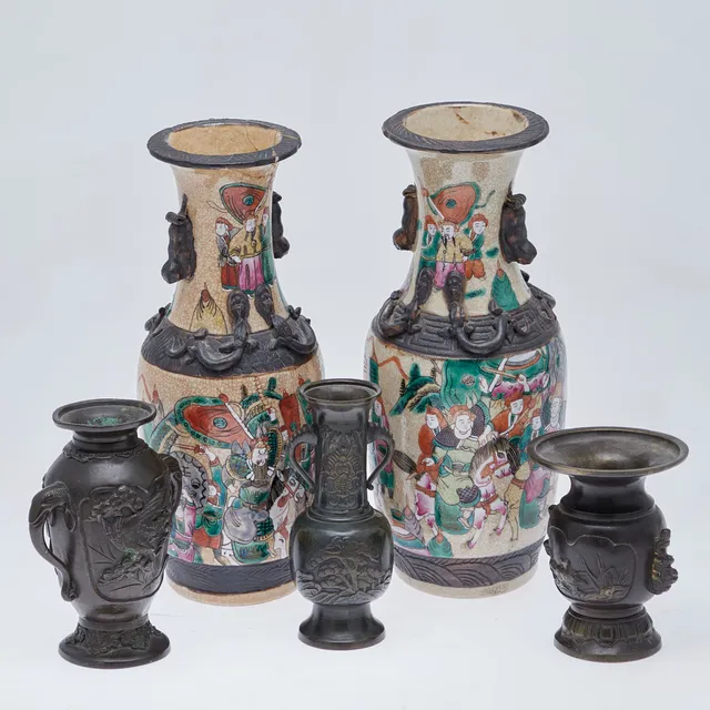 Fünf Vasen / Ritualgefäße, Nanking, Bronze, Keramik, China spätes 19.- frühes 20. Jahrhundert (5).