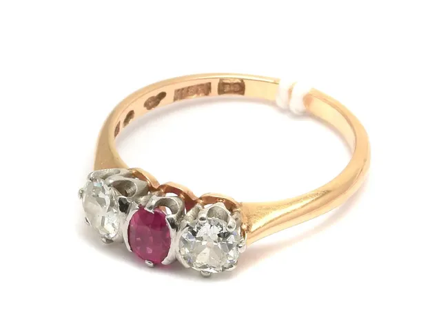 Ring 18K 3,5g Ø18½ med röd sten och diamanter 2xca0,40ct äldre slipning