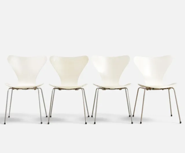 ARNE JACOBSEN. 'Syveren', sæt på fire spisestole, hvidlakerede. Fremstillet og mærket hos Fritz Hansen, model '3107'. Udført Danmark, 1964. (4).