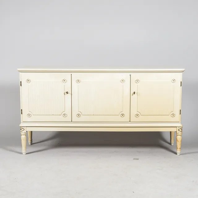 SIDEBOARD, vitmålat, gustaviansk stil, 1900-tal.