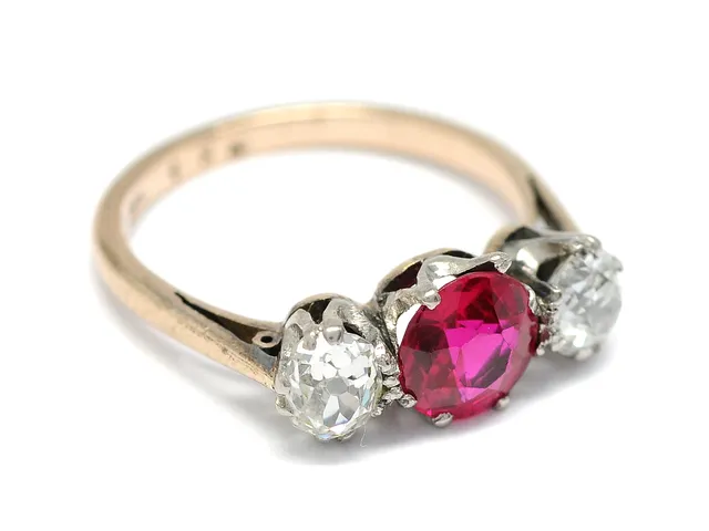 RING, 18K guld/platina, syntetisk rubin, 2 gammalslipade diamanter ca 0,50 ctv, ca Cr/SI, 1 har nagg, stl 16,5 mm, vikt 2,5 g.