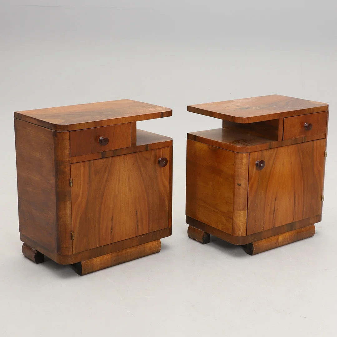 SÄNGBORD, ett par, art decostil, 1900-talets andra hälft. — Tables — Crafoord Auktioner Malmö