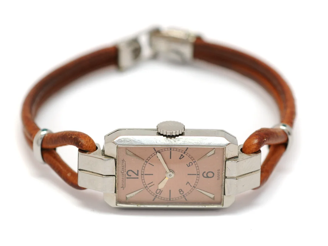 JAEGER-LE COULTRE, damur, 14 x 23 mm, Boett nr. 23642, stål (staybrite), manuell, plexiglas, skadad urtavla (8/10), formverk, integrerat läderband, ca 1950. — Klockor/Jaeger-Le Coultre — Kaplans