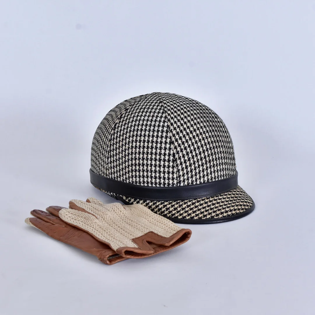 BILHJÄLM SAMT -HANDSKAR, pepitarutigt tyg och konstläder, handskar i svinläder. — Vintage & Designer Fashion — Halmstads Auktionskammare