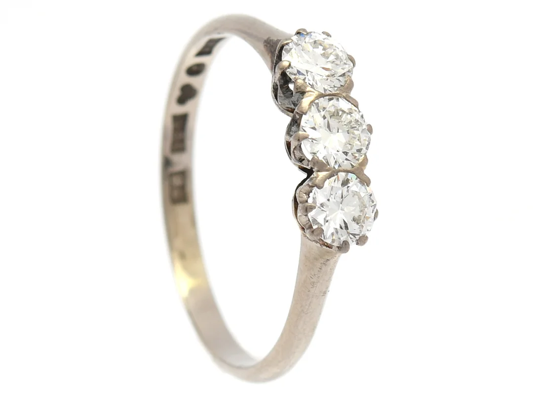 TRESTENSRING, 18K vitguld, 3 äldre briljantslipade diamanter ca 0,48 ctv, ca W-TCr/SI-P, stl 17,5 mm, vikt 1,9 g. alla diamanter med nagg på rondist, lödning har gått av på ett ställe. — Smycken/Trestensring — Kaplans