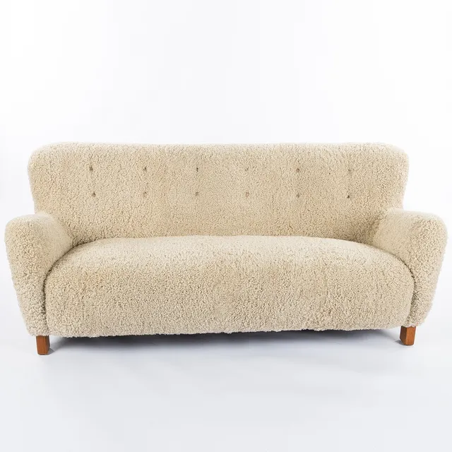 KAI CHRISTENSEN. Soffa, för Peder Pedersen, Danmark, klädd i fårskinnspäls, 1930/40-tal.