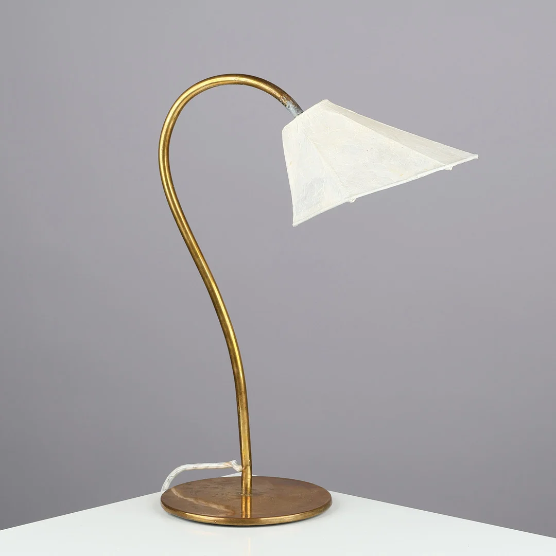 Bordlampe af messing med skærm af papir, 1900-tallets anden halvdel. — Table Lamps — Palsgaard Kunstauktioner