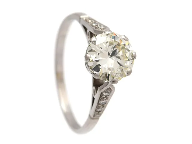 RING, platina, äldre briljantslipad diamant ca 1,10 ct, ca TCa-Ca(L-M), diamanten har en stor skada på rondisten/paviljongen samt en mindre skada på paviljongen/rondisten, i övrigt väldigt små orenheter, 6 åttkantslipade diamanter ca 0,5 ctv, stl 17,5 mm, vikt 3,5 g, etui.