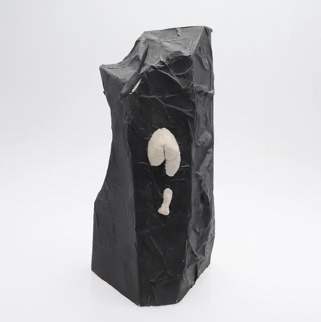LARS OLSON. Skulptur, Mannen som bryter sig ut ur klippan.