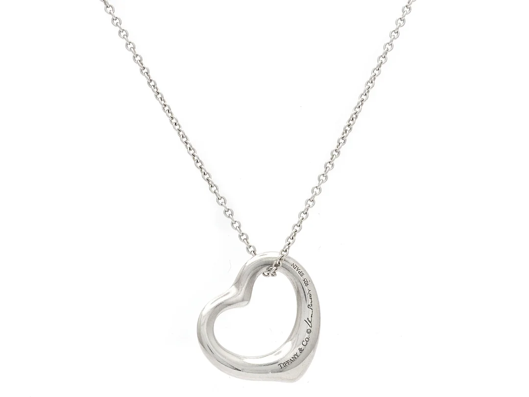 TIFFANY & CO, kedja/hänge, Open heart pendant, sterlingsilver, design Elsa Peretti, längd 40 cm, vikt 6,9 g, originaletui. — Smycken/Hänge med kedja — Kaplans