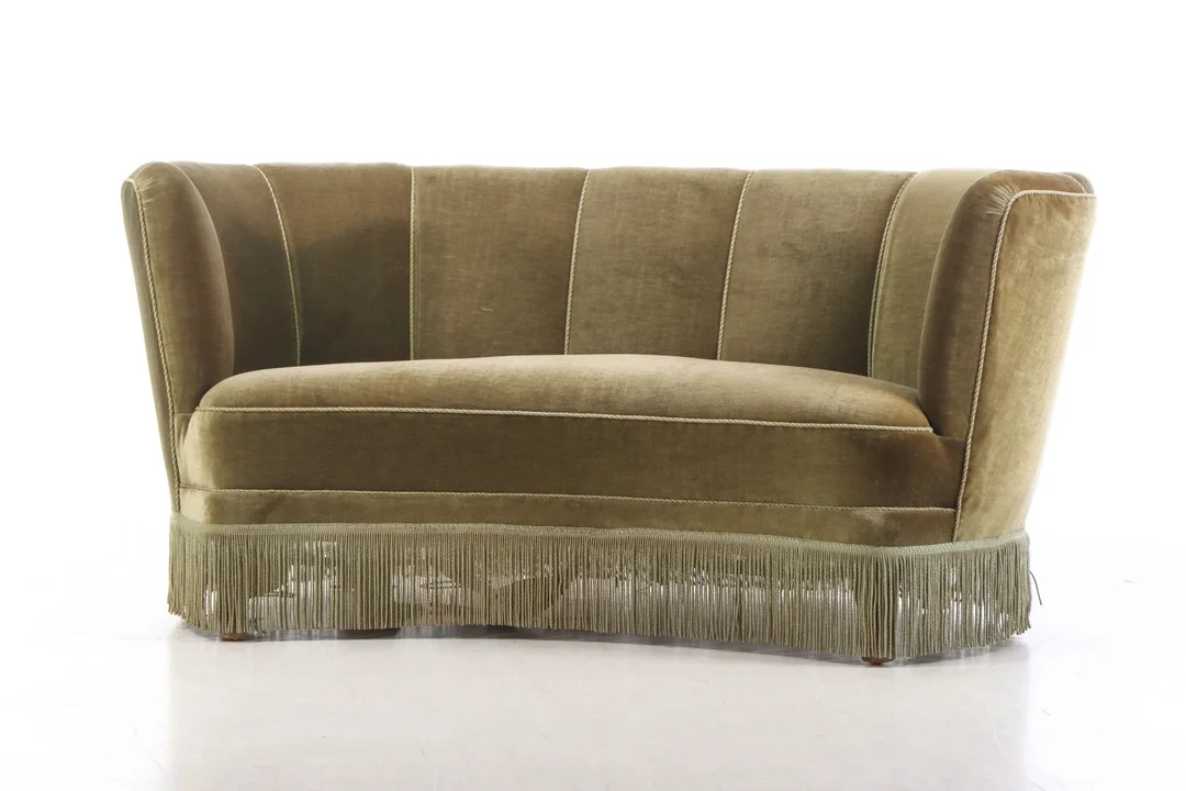 Danish furniture design. Upholstered 'banana sofa', 1930s-40s — Furniture/Lounge suites, sofas — Lauritz